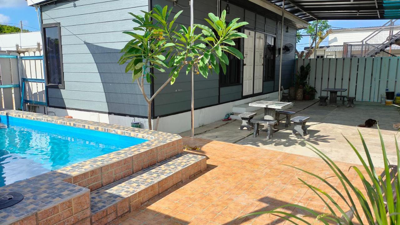 Aleesa Roomstay Pasir Puteh Ngoại thất bức ảnh